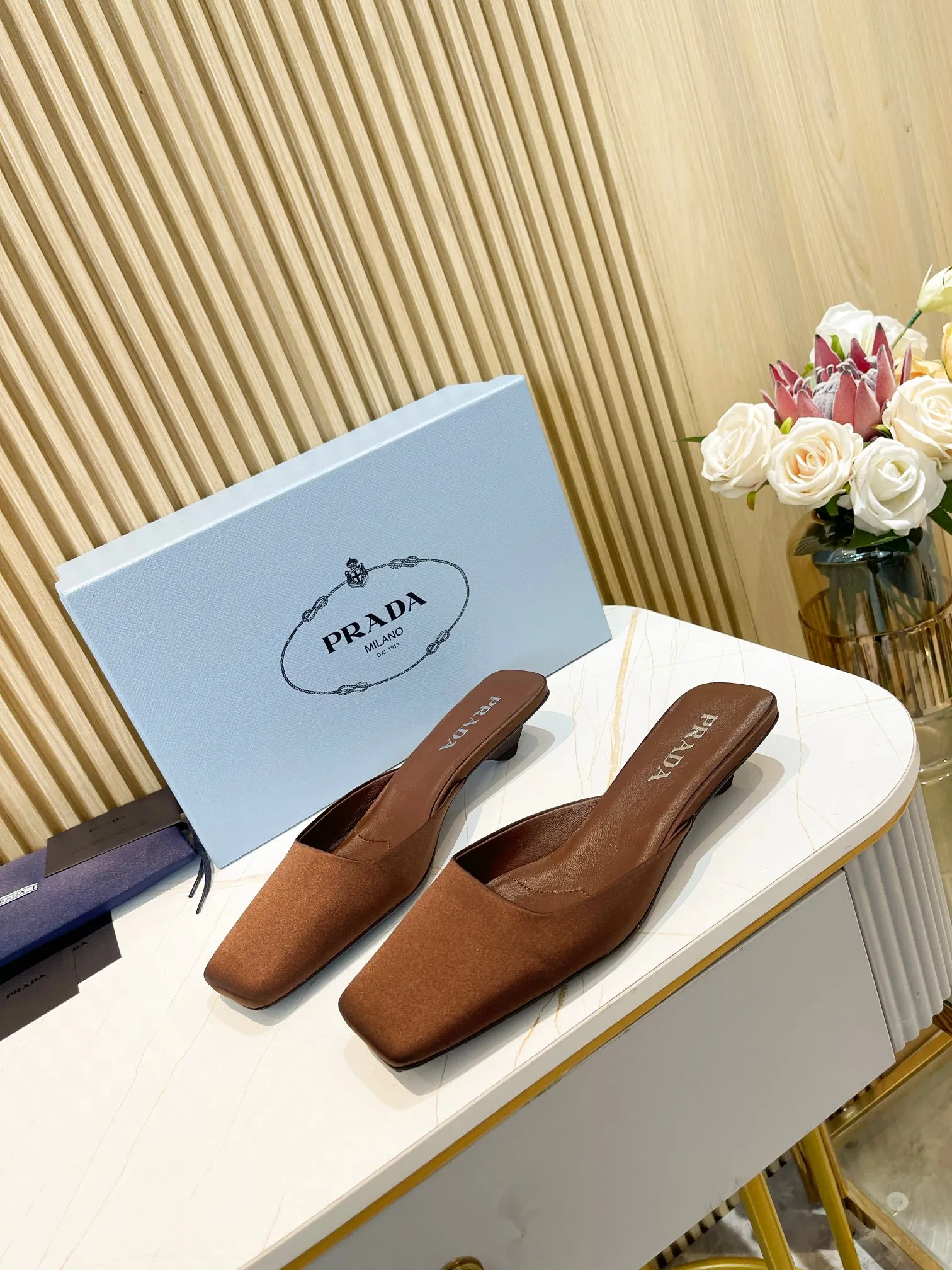 👟👟Ex-factory price 540👟👟 🐳Prada〰️2024 new style🆕Triangle logo🔺Top version of triangular heel square toe Mule slippers ✔️Material and craftsmanship: ✔️Upper: imported silk satin ✔️Inner lining: original sheepskin lining ✔️🇮🇹Imported leather outsole ✔️Size: 35-39 (custom size 40 is non-returnable)